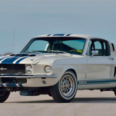 Một chiếc Shelby GT500 Super Snake đời 1967 của Mustang vừa được bán đấu giá 2,2 triệu USD, gấp đôi giá dự kiến ban đầu.